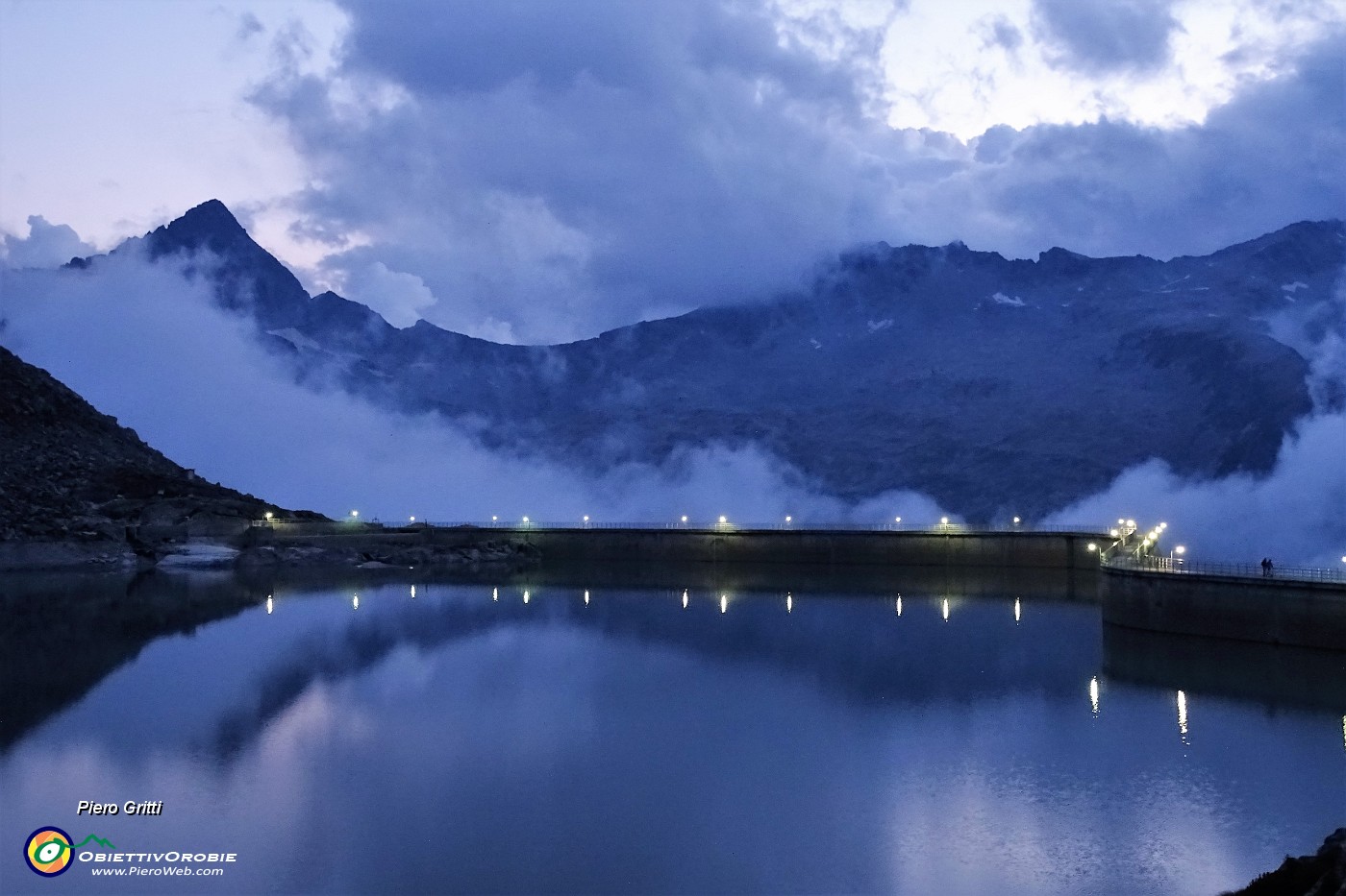 61 Notturna al Rif. Garibaldi - Lago Venerocolo con Cima Plem.JPG